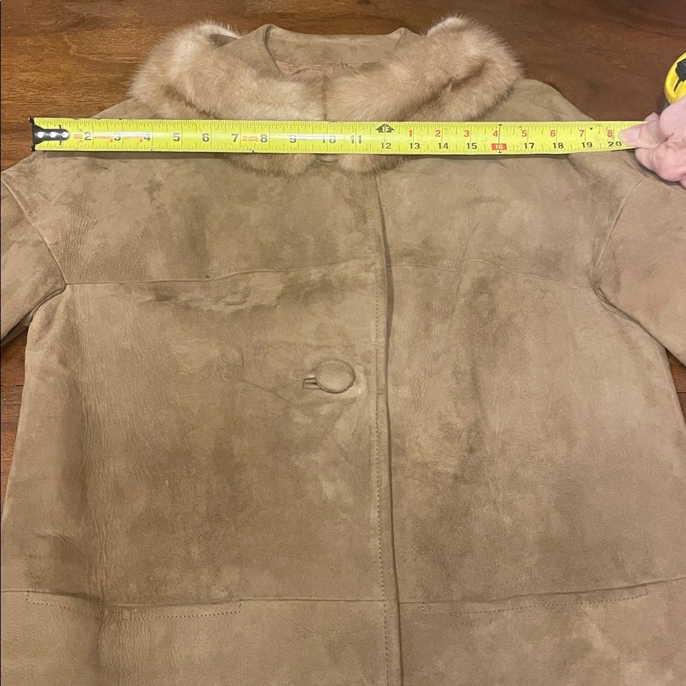Elegant Tan Suede Coat with Faux Fur Collar - Picture 12 of 16